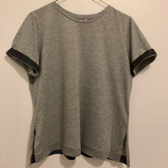 GUESS Women T-shirt - Picture 1 of 4